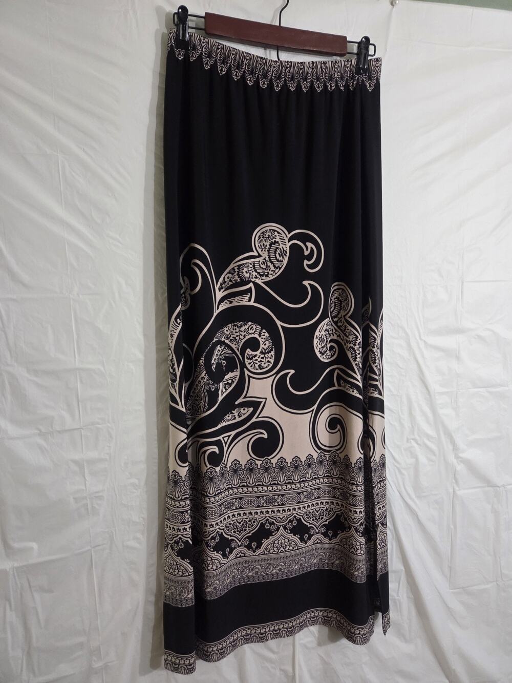 Susan Graver QVC Maxi Skirt Sz XS Liquid Knit Elastic Waist Slit Black Paisley